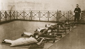 Le club de tir pour les employées de bureau sur le toit de Strand House, de Wonderful London, publié en 1926-27 - English Photographer